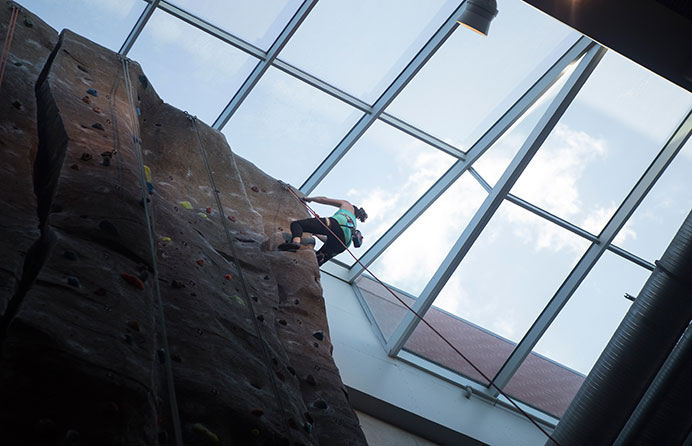 UI+student+Amanda+Heath%2C+a+rock-climbing-wall+supervisor%2C+climbs+to+the+top+of+the+wall+at+the+Campus+Recreation+%26+Wellness+Center+on+Monday.+%28The+Daily+Iowan%2FBrooklynn+Kascel%29
