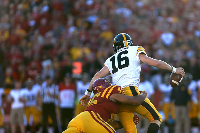 Iowa+quarterback+C.J.+Beathard+tries+to+break+a+tackle+against+Iowa+State+at+Jack+Trice+Stadium+on+Saturday%2C+Sep.+12%2C+2015+in+Ames%2C+Iowa.+The+Hawkeyes+defeated+the+Cyclones%2C+31-17.+%28The+Daily+Iowan%2FJoshua+Housing%29