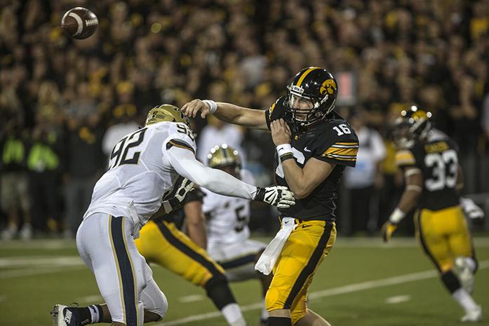 Hawkeye+quarterback+C.J.+Beathard+gets+a+pass+off+under+pressure+from+Pittsburghs+Rori+Biair+on+Saturday%2C+Sept.+19%2C+2015.+Beathard+was+only+sacked+once+during+the+game.+The+Hawkeyes+defeated+the+Pittsburgh+Panthers+27-24+on+a+last+second+field+goal.+%28The+Daily+Iowan%2FSergio+Flores%29