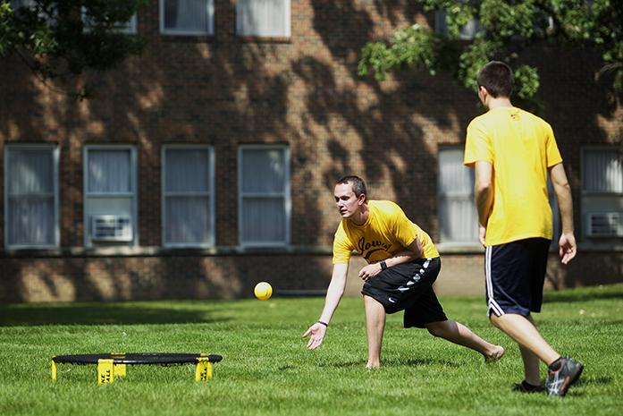 Tommy+Schorer+making+a+pass+in+a+game+of+Spikeball+at+the+Quadrangle+court+yard%2C+on+Wednesday+September+2%2C+2015