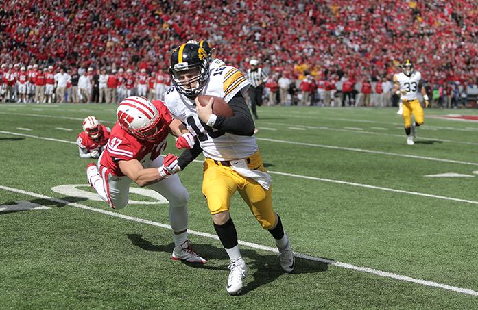 Iowa+quarterback+C.J.+Beathard+runs+with+the+ball+at+Camp+Randall+Stadium+in+Madison%2C+Wisconsin+on+Saturday%2C+Oct.+3%2C+2015.+The+Hawkeyes+defeated+the+Badgers%2C+10-6.+%28The+Daily+Iowan%2FRachael+Westergard%29