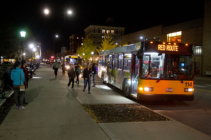 Students+walk+toward+the+Red+Route+Cambus+while+it+waits+at+the+stop+across+from+the+Old+Capitol+on+Monday.+The+buses+make+their+last+stop+at+12%3A40+a.m.+during+the+week.+%28The+Daily+Iowan%2FPeter+Kim%29