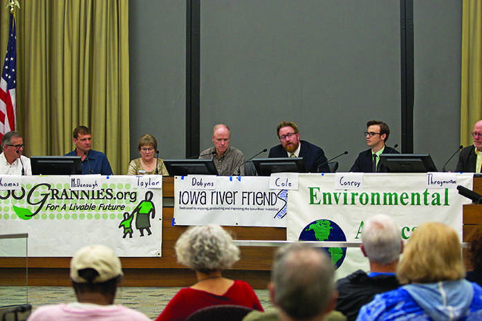 The+Iowa+City+Council+candidates+answer+questions+about+environmental+issues+in+Iowa+City+during+a+forum+on+Wednesday%2C+Oct+7%2C+2015.+Guests+were+encouraged+to+offer+questions+and+concerns+for+the+board.+%28The+Daily+Iowan%2FLexi+Brunk%29