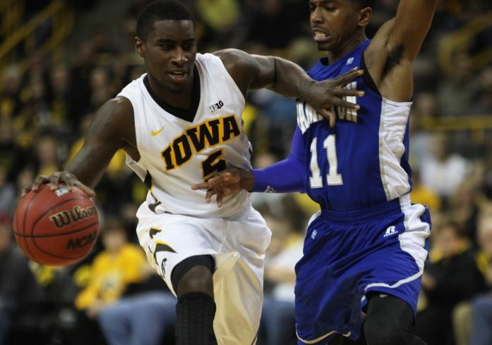 Iowa+guard+Anthony+Clemmons+dribbles+the+ball+down+the+court+at+Carver-Hawkeye+Arena+on+Friday%2C+Nov.+14%2C+2014.+The+Iowa+Hawkeyes+defeated+the+Hampton+Pirates%2C+90-56.+%28The+Daily+Iowan%2F+Rachael+Westergard%29