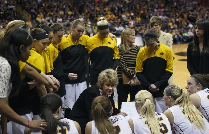 Iowa+head+coach+Lisa+Bluder+talks+to+the+team+during+a+timeout+of+the+Iowa-Minnesota+game+in+Carver-Hawkeye+Arena+on+Sunday%2C+March+1%2C+2015.+The+Hawkeyes+defeated+the+Golden+Gophers%2C+92-76.+%28The+Daily+Iowan%2FMargaret+Kispert%29