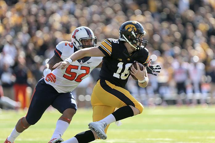 Iowa+quarterback+CJ+Beathard+runs+with+the+ball+during+the+Homecoming+game+against+Illinois+in+Kinnick+Stadium+on+Saturday%2C+Oct.+10%2C+2015.+The+Hawkeyes+defeated+the+Illini+29-20.+%28The+Daily+Iowan%2FValerie+Burke%29