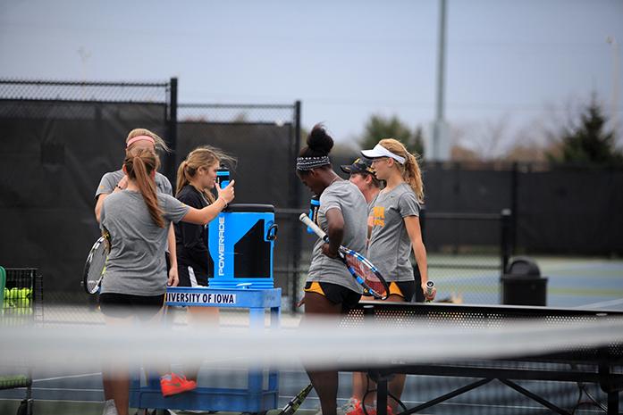 Players+take+a+break+during+practice+on+Tuesday%2C+Oct.+20+at+the+Hawkeye+Tennis+and+Recreation+Complex.+The+womens+tennis+team+has+four+freshmen+on+the+team+this+season.+%28The+Daily+Iowan%2FRachael+Westergard%29