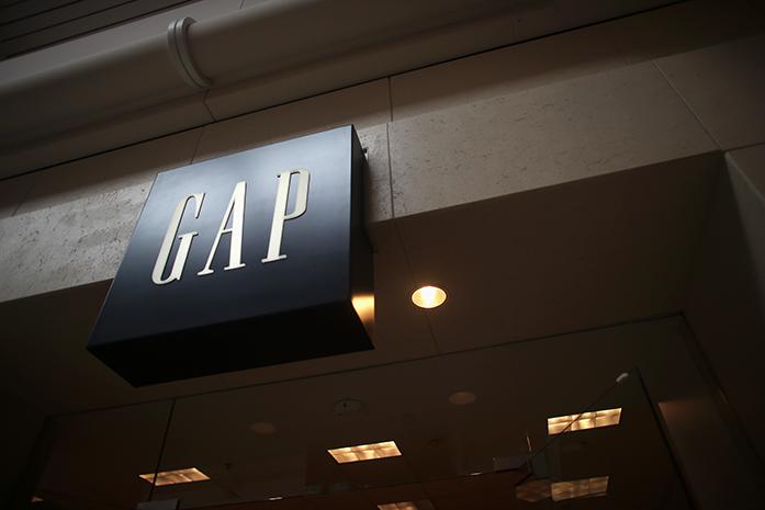 The+Gap+holds+a+40%25+off+sale+in+Coralridge+Mall+on+Monday%2C+Dec.+14%2C+2015+in+preparation+for+its+closing.+In+order+to+make+improvements+to+the+company%2C+175+different+store+locations+will+be+closing+their+doors+over+the+next+few+years.+This+location+will+be+officially+closed+by+Jan.+26%2C+2016++%28The+Daily+Iowan%2FBrooklynn+Kascel%29