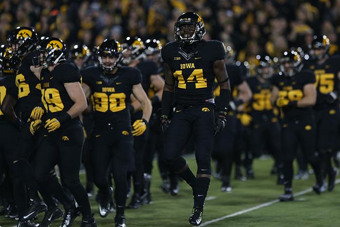 Iowa+defensive+back+Desmond+King+pumps+up+the+team+before+the+game+in+Kinnick+Stadium+on+Saturday%2C+Nov.+14%2C+2015.+The+Hawkeyes+defeated+the+Golden+Gophers%2C+40-35+to+stay+perfect+on+the+season.+%28The+Daily+Iowan%2FRachael+Westergard%29