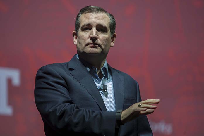 Senator+Ted+Cruz+speaks+to+the+audience+at+Cedar+Rapids%2C+Iowa%2C+on+Saturday+5%2C+2015.+Cruz+is+currently+inching+up+in+Republican+polls+to+frontrunner+Donald+Trump+in+Iowa.+%28The+Daily+Iowan%2FPeter+Kim%29