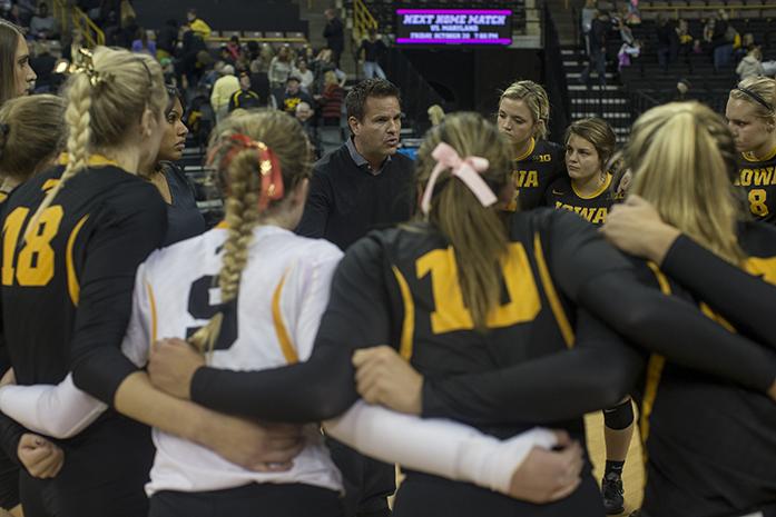 Iowa+head+coach+Bond+Shymansky+talks+to+the+womens+volleyball+team+at+Carver-Hawkeyes+Arena+on+Saturday%2C+Oct.+25%2C+2015.+The+Hawkeyes+were+defeated+by+the+Goldy+Gopher%2C+3-0.+%28The+Daily+Iowan%2FPeter+Kim%29