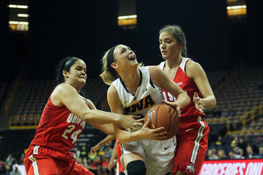 Ally+Disterhoft+drives+for+a+lay-up+in+the+Carver-Hawkeye++on+Thursday.+The+Hawkeyes+lost+to+the+Buckeyes%2C+98-81.+%28The+Daily+Iowan%2FKarley+Finkel%29