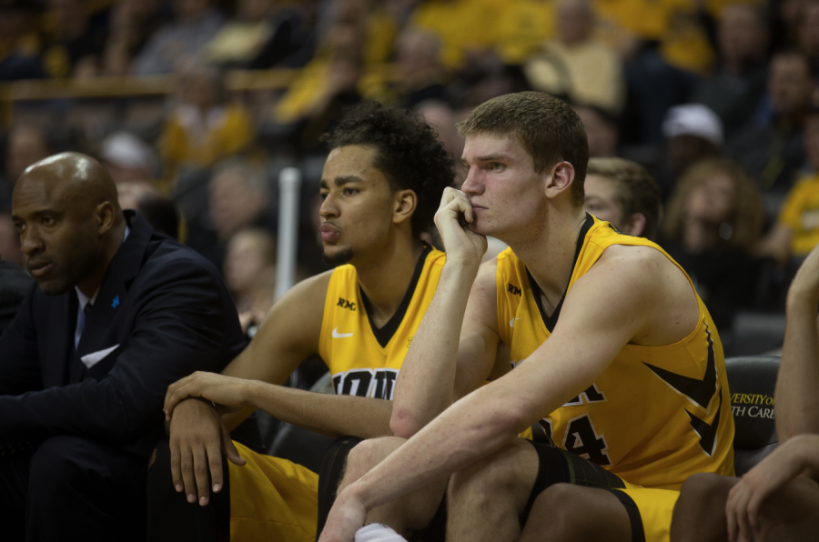 Mens basketball loses to Badgers
