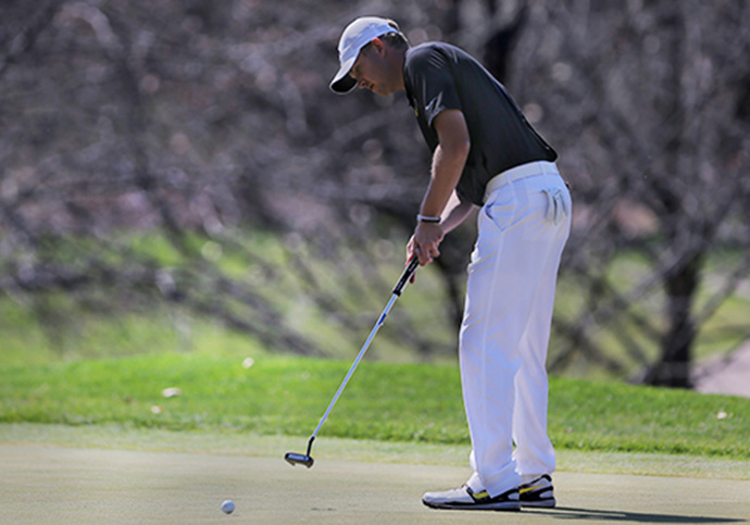 Iowa+senior+Nate+Yankovich+putts+during+the+Hawkeye+Invitational+at+Finkbine+Golf+Course+on+Sunday%2C+April+17%2C+2016.+Yankovich+placed+third+overall.+The+Iowa+team+tied+for+second+in+the+Hawkeye+Invitational.+%28The+Daily+Iowan%2FMargaret+Kispert%29