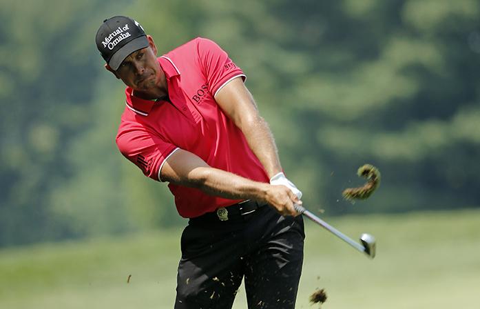 Henrik Stenson watches his approach shot on the 17th hole during the second round of the PGA Championship golf tournament at Baltusrol Golf Club in Springfield, N.J., Friday, July 29, 2016. (AP Photo/Mike Groll)