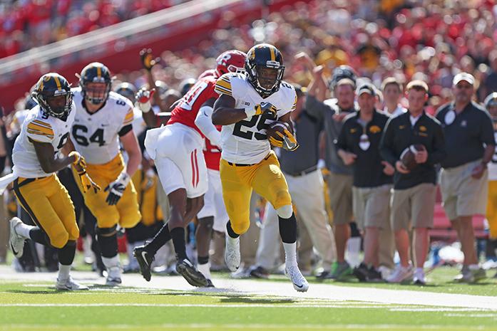 Iowa+running+back+Akrum+Wadley+runs+in+for+a+37-yard+touch+down+during+the+Iowa-Rutgers+game+at+High+Point+Solution+Stadium+at+Piscataway+on+Saturday%2C+Sept.+24%2C+2016.+The+Hawkeyes+defeated+the+Knights%2C+14-7.+%28The+Daily+Iowan%2FMargaret+Kispert%29