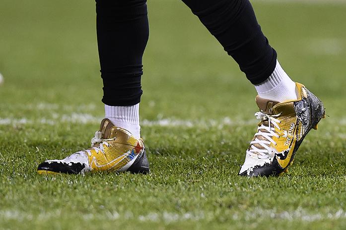 Pittsburgh Steelers wide receiver Antonio Brown (84) wears cleats in honor of legendary golfer Arnold Palmer during the first half of an NFL football game against the Kansas City Chiefs in Pittsburgh, Sunday, Oct. 2, 2016. (AP Photo/Don Wright)