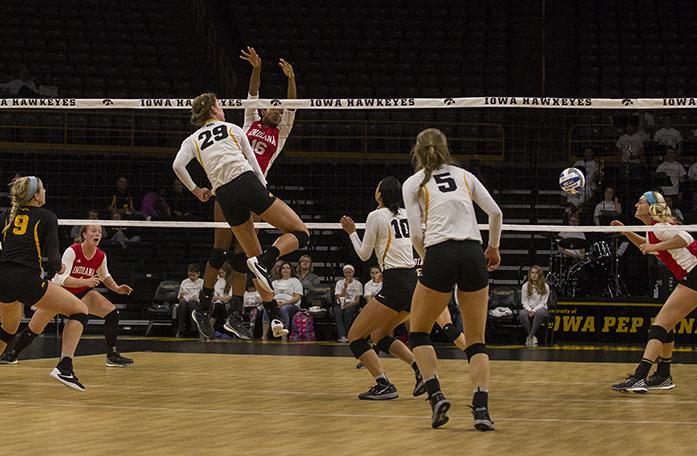 Mixed results for Hawkeye volleyball - The Daily Iowan