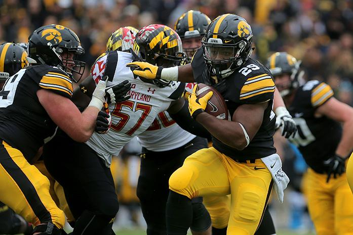 Iowa+running+back+LeShun+Daniels%2C+Jr.+runs+the+ball+during+the+game+against+Maryland+in+Kinnick+Stadium+on+Oct.+31%2C+2015.+The+Hawkeyes+defeated+the+Terrapins+to+stay+undefeated%2C+31-15.+%28The+Daily+Iowan%2FAlyssa+Hitchcock%29