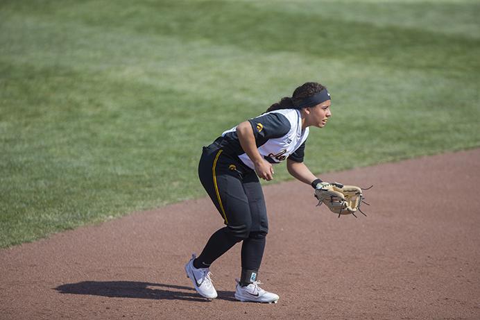 Iowa+infielder+Lea+Thompson+crouches+for+a+ball+during+the+Iowa%2FSouth+Dakota+softball+game+at+Bob+Pearl+field+on+Monday%2C+Mar+20%2C+2017.+The+Hawkeyes+defeated+the+Coyotes%2C+1-0.+%28The+Daily+Iowan%2FLily+Smith%29