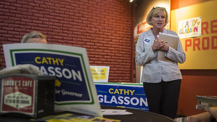 Democratic+hopeful+Cathy+Glasson+speaks+during+an+event+at+Luckys+Market+in+Iowa+City+on+Wednesday%2C+July+12%2C+2017.+Glasson+believes+Iowans+from+across+the+political+spectrum+can+be+unified.+%28Ben+Smith%2FThe+Daily+Iowan%29