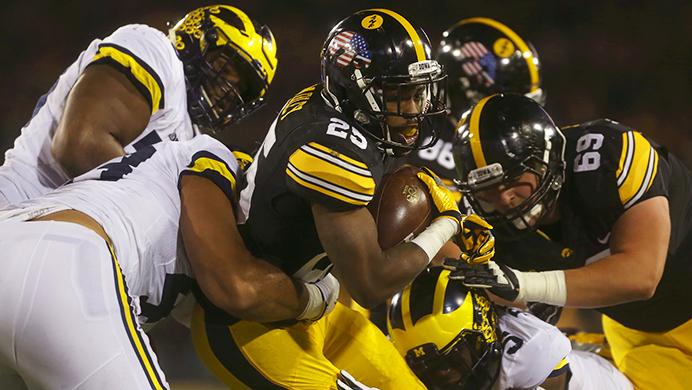 Iowa+running+back+Akrum+Wadley+fights+to+stay+up+during+the+Iowa-Michigan+game+at+Kinnick+on+Saturday%2C+Nov.+12%2C+2016.+The+Hawkeyes+defeated+No.+2+Michigan+by+a+33-yard+field+goal+with+no+time+left+to+win%2C+14-13.+%28The+Daily+Iowan%2FMargaret+Kispert%29