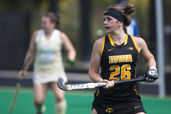 Iowa+forward+Madeline+Murphy+looks+to+a+teammate+during+a+field+hockey+game+during+the+Big+Ten%2FACC+Challenge+at+Grant+Field+in+Iowa+City+on+Saturday%2C+Aug.+26%2C+2017.+Murphy+was+named+Big+Tens+Freshman+of+the+Week+this+week.+%28Joseph+Cress%2FThe+Daily+Iowan%29