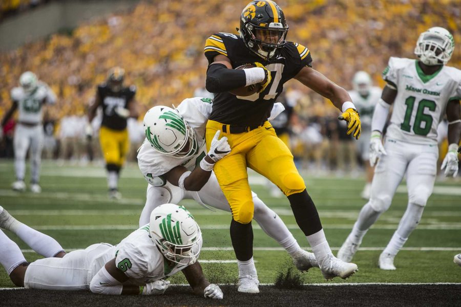 Iowa+tight+end+Noah+Fant+scores+a+touchdown+during+the+game+between+Iowa+and+North+Texas+at+Kinnick+Stadium+on+Saturday%2C+Sept.+16%2C+2017.+The+Hawkeyes+went+on+to+defeat+the+Mean+Green+31-14.+%28Ben+Smith%2FThe+Daily+Iowan%29