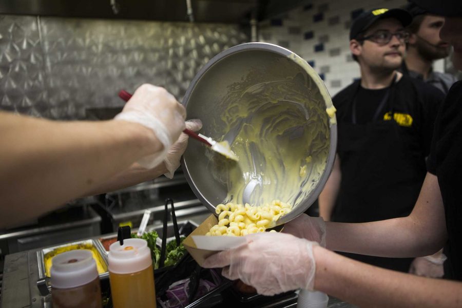 Mac n cheese gets plated in the Fire Up Late Night Grill in Catlett Residence Hall on Wednesday, Oct. 25, 2017. The food window opened up Monday to students. They are open Sunday-Thursday, 9 p.m. to midnight. (Joseph Cress/The Daily Iowan)