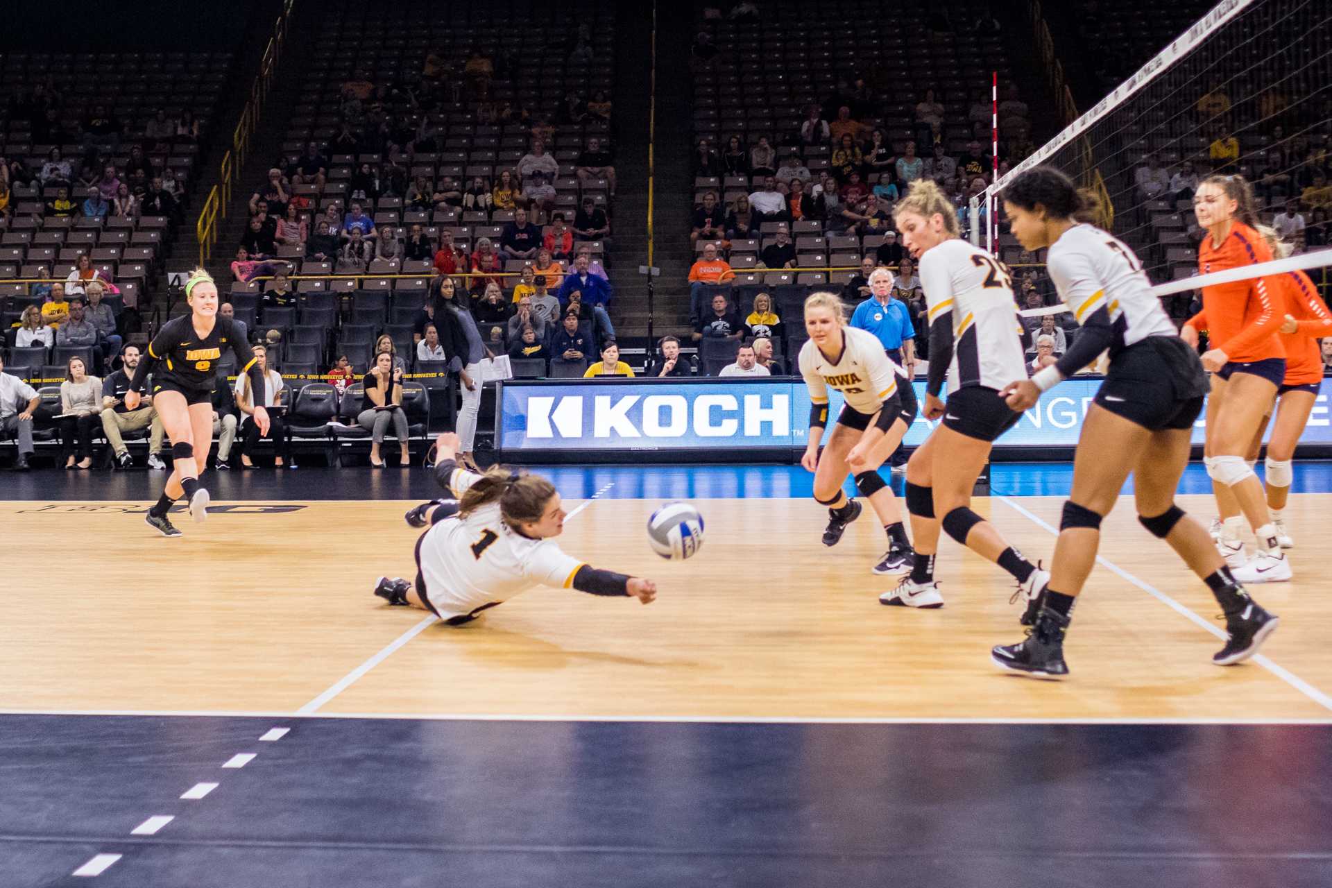 Hawkeye volleyball struggles against Illini - The Daily Iowan