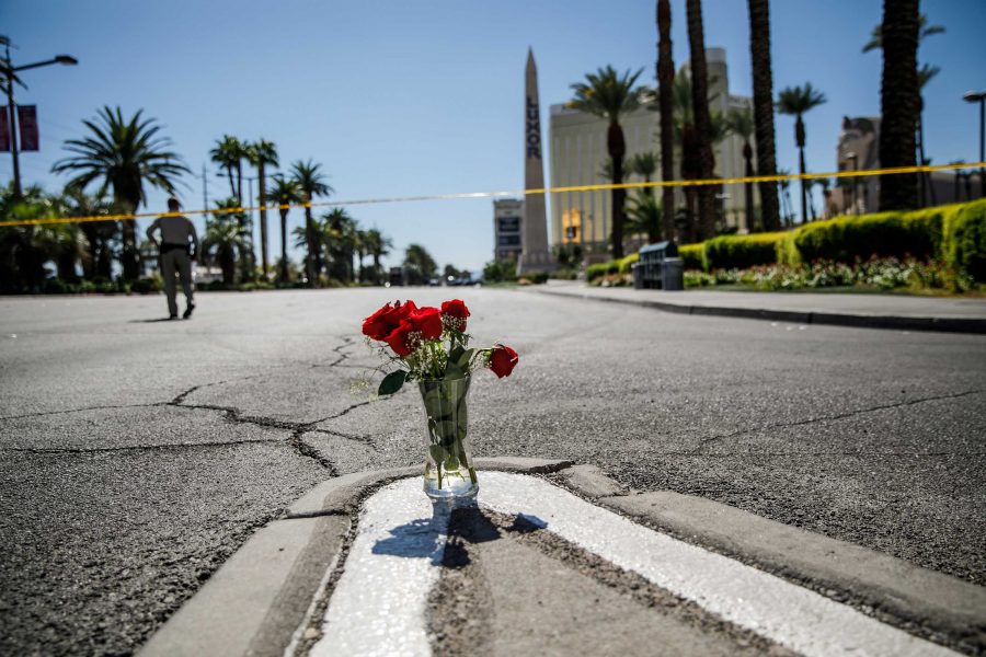 A+lone+vase+of+flowers+left+on+Las+Vegas+Boulevard+and+Reno+Avenue+for+the+victims+of+the+mass+shooting+on+Oct.+2%2C+2017+in+Las+Vegas%2C+Nev.+%28Marcus+Yam%2FLos+Angeles+Times%2FTNS%29