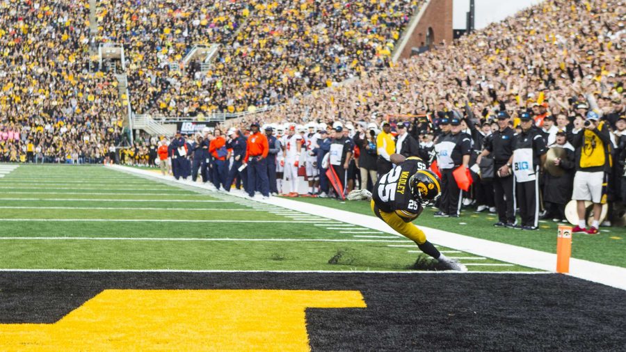 Iowa+running+back+Akrum+Wadley+falls+into+the+endzone+during+an+NCAA+football+game+between+Iowa+and+Illinois+in+Kinnick+Stadium+on+Saturday%2C+Oct.+7%2C+2017.++The+Hawkeyes+defeated+the+Fighting+Illini%2C+45-16.+%28Joseph+Cress%2FThe+Daily+Iowan%29