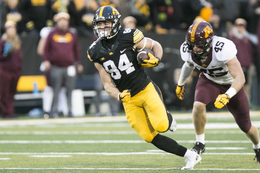 Iowa+wide+receiver+Nick+Easley+runs+with+a+ball+during+an+Iowa%2FMinnesota+football+game+in+Kinnick+Stadium+on+Saturday%2C+Oct.+28%2C+2017.+The+Hawkeyes+defeated+the+Golden+Gophers%2C+17-10.+