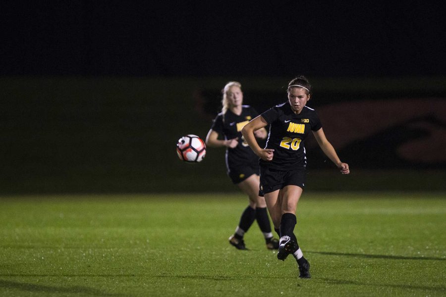 Iowa+defender+Morgan+Krause+passes+a+ball+during+the+Iowa%2FNebraska+womens+soccer+game+at+the+UI+Soccer+Complex+on+Wednesday%2C+Oct.+18%2C+2017.+The+Hawkeyes+ended+their+game+against+the+Cornhuskers+in+a+0-0+tie+after+two+overtime+periods.+%28Joseph+Cress%2FThe+Daily+Iowan%29