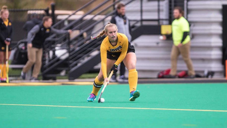 Iowa+field+hockey+player+Katie+Birch+looks+upfield+during+a+match+against+the+Michigan+Wolverines+on+Sunday%2C+Oct.+15%2C+2017.++The+Wolverines+defeated+the+Hawkeyes+3-2.+%28David+Harmantas%2FThe+Daily+Iowan%29