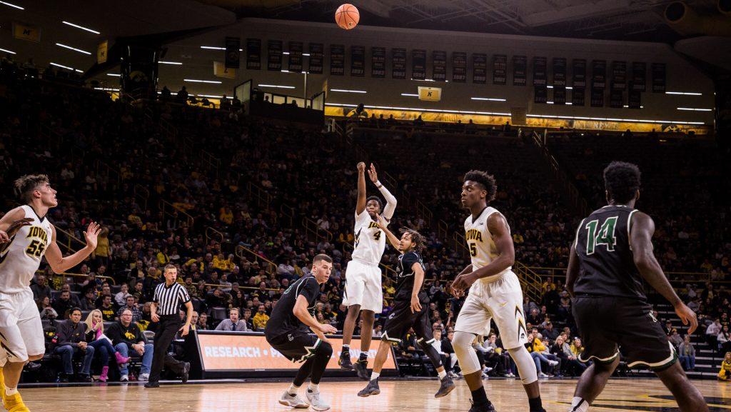 Iowa%E2%80%99s+Isaiah+Moss+shoots+a+jump+shot+in+a+game+against+Chicago+State+University+on+Friday%2C+10.+Nov%2C+2017.+The+Hawkeyes+defeated+the+Cougars%2C+95-62.+%28David+Harmantas%2FThe+Daily+Iowan%29