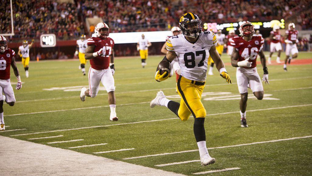 Iowa+tight+end+Noah+Fant+runs+along+the+sideline+towards+the+end+zone+during+the+Iowa%2FNebraska+football+game+in+Memorial+Stadium+on+Friday%2C+Nov.+24%2C+2017.+The+Hawkeyes+defeated+the+Cornhuskers%2C+56-14.+%28Joseph+Cress%2FThe+Daily+Iowan%29