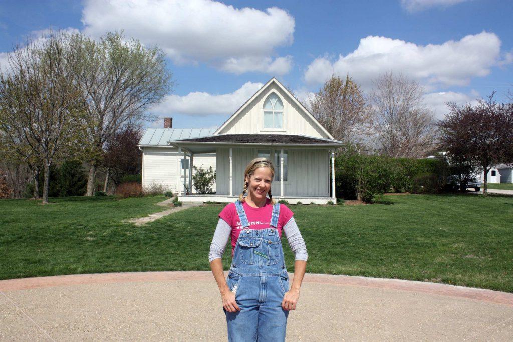 Beth Howard stands in front of her home, the house featured in the 1930 painting American Gothic, March 25, 2012, in Eldon, Iowa. (Alana Semuels/Los Angeles Times/MCT)