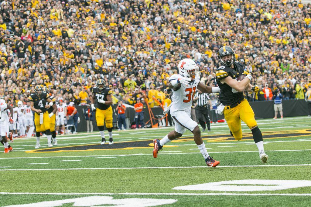Iowa+wide+receiver+Matt+VandeBerg+pulls+in+a+catch+during+an+NCAA+football+game+between+Iowa+and+Illinois+in+Kinnick+Stadium+on+Saturday%2C+Oct.+7%2C+2017.++The+Hawkeyes+defeated+the+Fighting+Illini%2C+45-16.+
