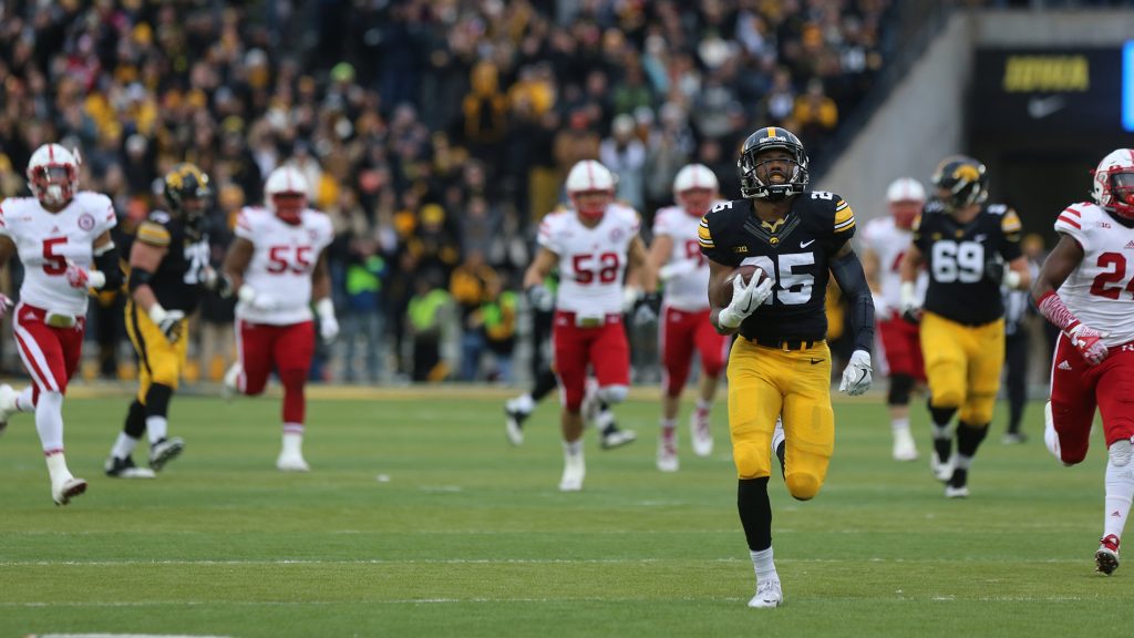 Iowa+running+back+Akrum+Wadley+runs+in+a+touchdown+during+a+football+game+with+No.+16+Nebraska+in+Kinnick+Stadium+on+Friday%2C+Nov.+25%2C+2016.+The+Hawkeyes+defeated+the+Cornhuskers%2C+40-10%2C+on+senior+night.+%28Joseph+Cress%2FThe+Daily+Iowan%29