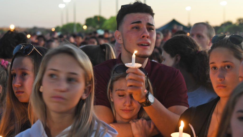 Mourners+gather+at+a+vigil+that+was+held+for+the+victims+of+the+mass+shooting+at+Marjory+Stoneman+Douglas+High+School+in+Parkland%2C+Fla.%2C+on+Thursday%2C+Feb.+15%2C+2018.+%28Jim+Rassol%2FSun+Sentinel%2FTNS%29