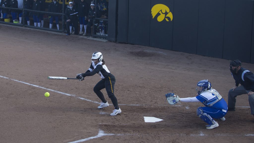 Infielder+sophomore+Lea+Thompson+up+to+bat+during+Womens+Softball+Iowa+vs.+South+Dakota+State+University+at+Bob+Pearl+Field+on+March+21%2C+2018.+The+Jackrabbits+defeated+the+Hawkeyes+5+to+2+in+the+7th+inning.+%28Katie+Goodale%2FThe+Daily+Iowan%29