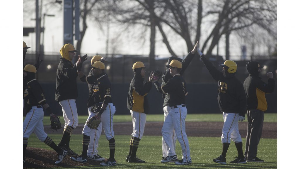 Hawkeyes+celebrate+their+victory+after+mens+baseball+Iowa+vs+Grand+View+on+Apr+4%2C+2018+at+Duane+Banks+Field.+The+Hawkeyes+defeated+the+Vikings+4-2.+%28Katie+Goodale%2FThe+Daily+Iowan%29