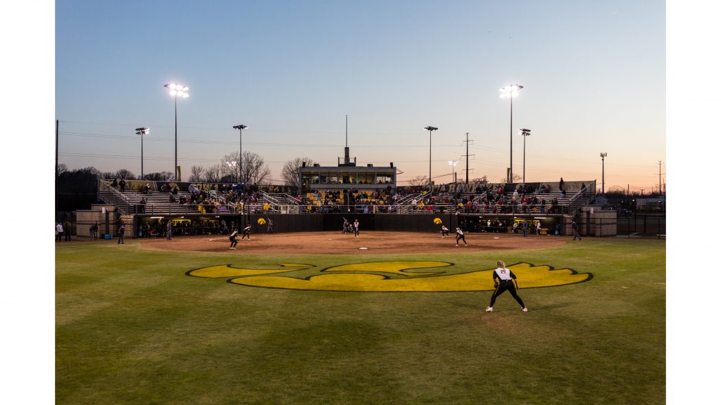 Bob+Pearl+field+during+a+softball+game+against+Western+Illinois+University+on+Tuesday%2C+Apr.+17%2C+2018.+The+Fighting+Leathernecks+defeated+the+Hawkeyes+2-1.+%28David+Harmantas%2FThe+Daily+Iowan%29