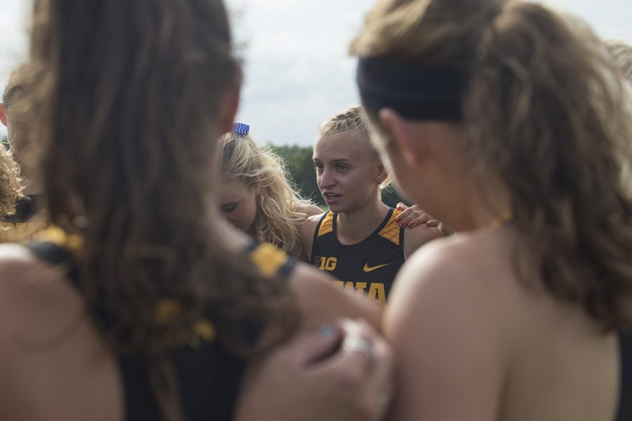 Senior+Andrea+Shine+gives+a+pep+talk+before+the+Hawkeye+Invitational+at+Ashton+Cross+Country+course+on+Friday%2C+August+31%2C+2018.+The+Hawkeyes+were+defeated+by+Iowa+State+24-56.+Andrea+Shine+placed+first+in+the+Womens+4K+with+a+time+of+14%3A07.5.+%28Katie+Goodale%2F+The+Daily+Iowan%29