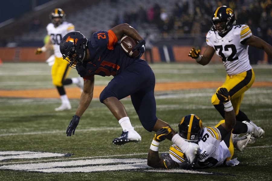 Illinois RaVon Bonner runs the ball during the Iowa/Illinois football game at Memorial Stadium in Champaign on Saturday, November 17, 2018. The Hawkeyes defeated the Fighting Illini, 63-0, to snap a 3-game losing streak. 