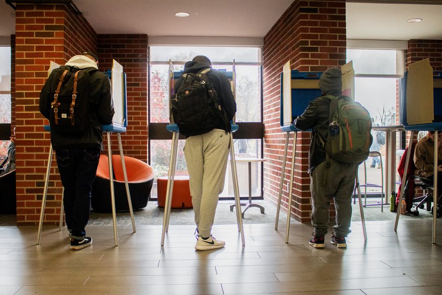 Students are seen voting at the Main Library on Nov. 6, 2018.