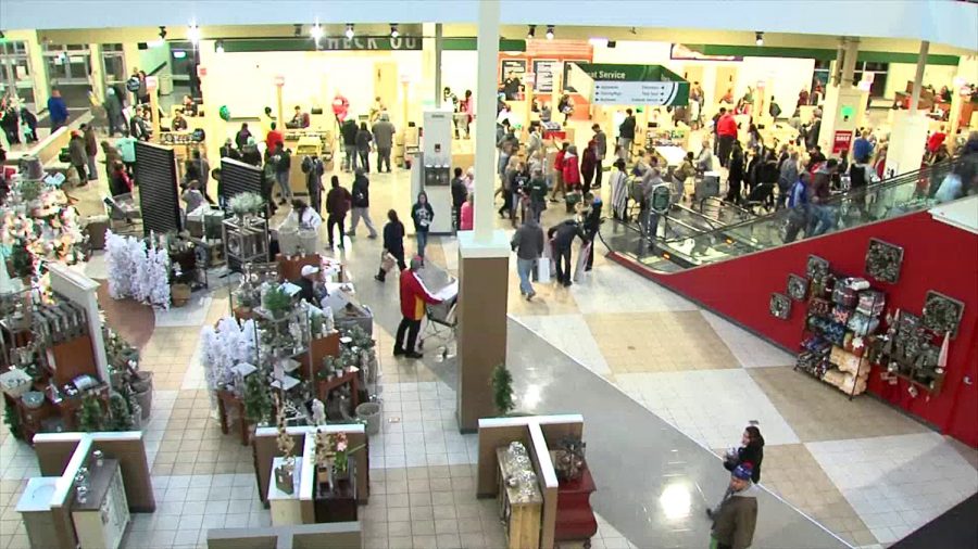 Shoppers+return+to+metro+malls+to+return+gifts+after+Christmas.+%28NBC%29
