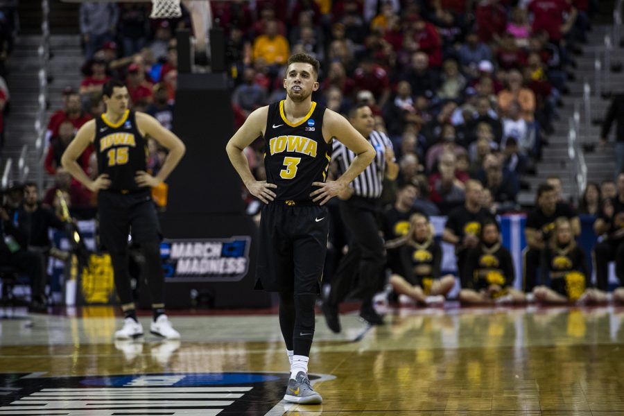 Iowa+guard+Jordan+Bohannon+waits+for+the+game+to+resume+during+the+NCAA+game+against+Cincinnati+at+Nationwide+Arena+on+Friday%2C+March+22%2C+2019.+The+Hawkeyes+defeated+the+Bearcats+79-72.
