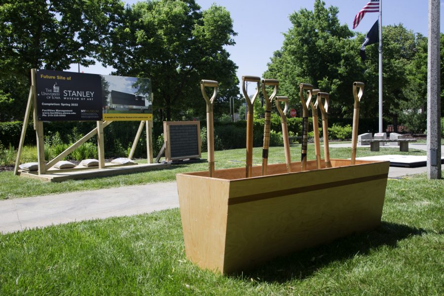 The+shovels+used+for+the+at+the+Stanley+Museum+of+Art+ceremonial+groundbreaking+ceremony+are+seen+on+Friday%2C+June+7%2C+2019.+%28Emily+Wangen%2FThe+Daily+Iowan%29